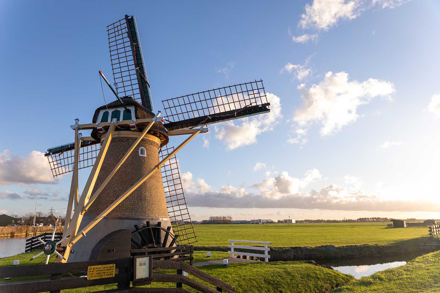 Molen Teylingen Molen in het grasveld omringd met een slootje in Teylingen